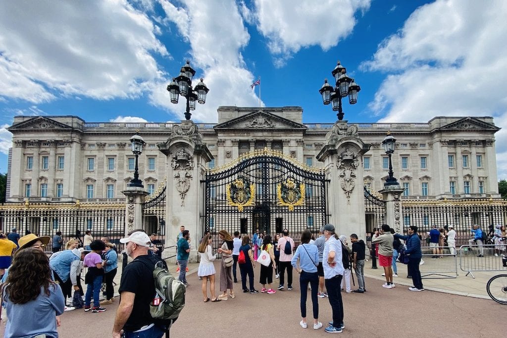 The outside of Buckingham Palace