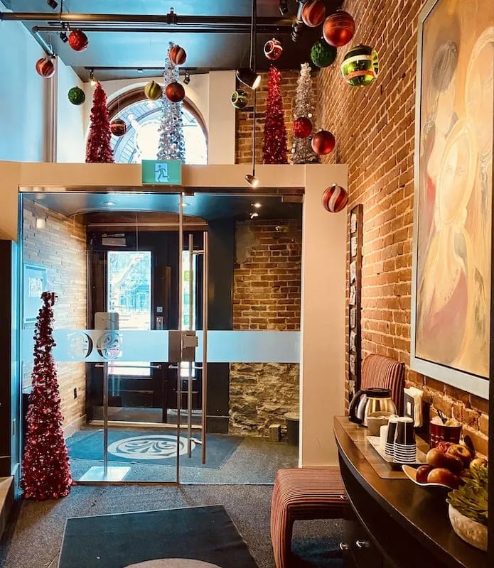 The entrance to Hôtel des Coutellier in Québec City