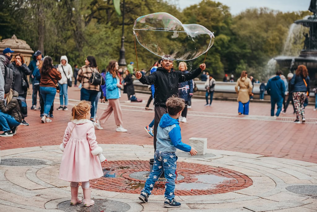 A street performer on the Bethesda Terrace, Central Park NYC