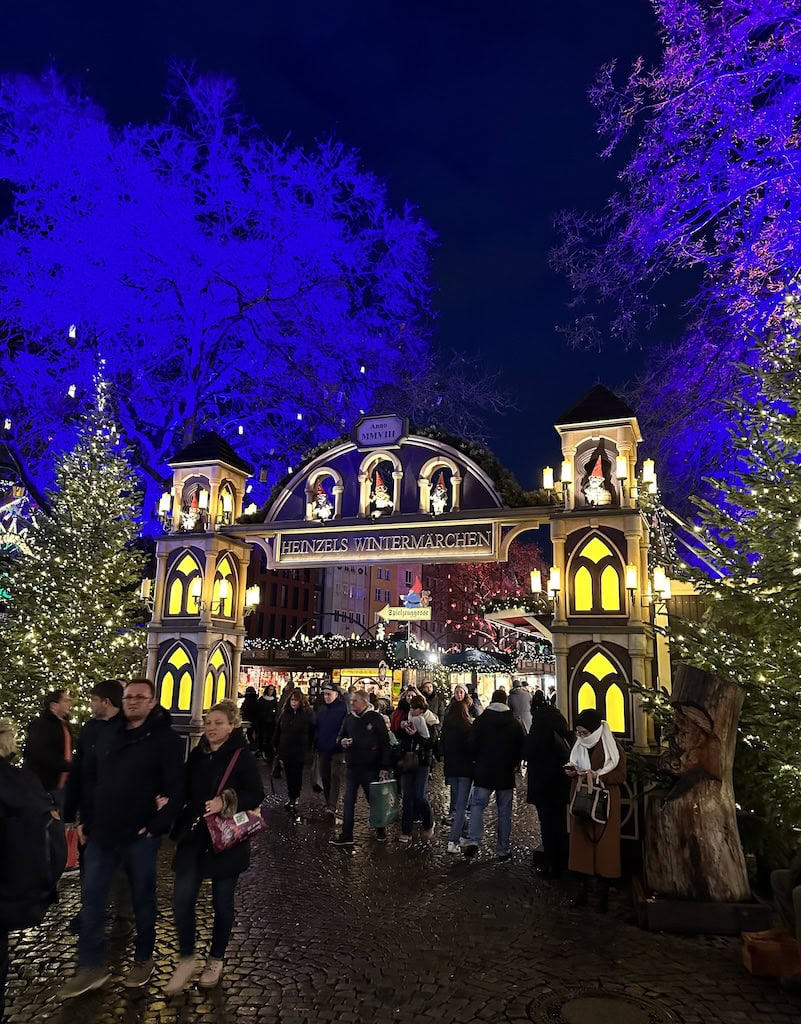 The entrance to Heinzel's Wintermaerchen at night