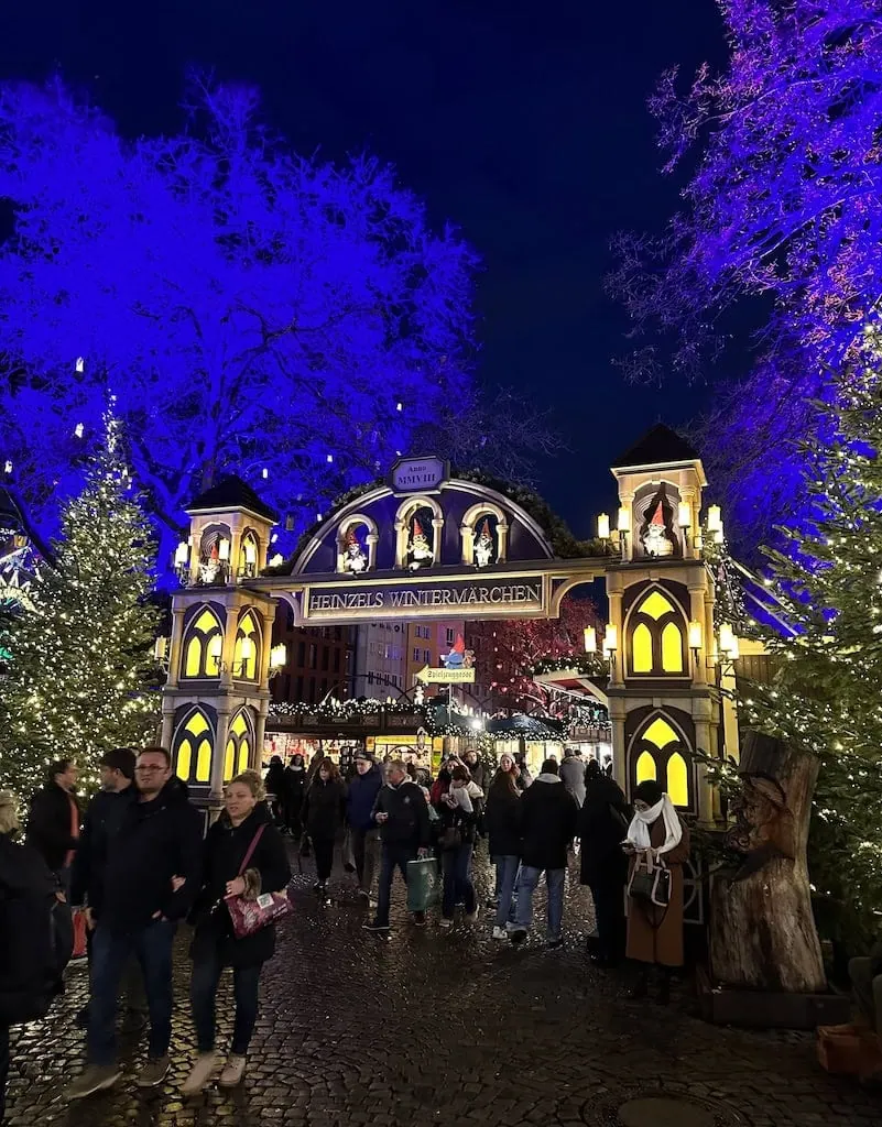 The entrance to Heinzel's Wintermaerchen at night