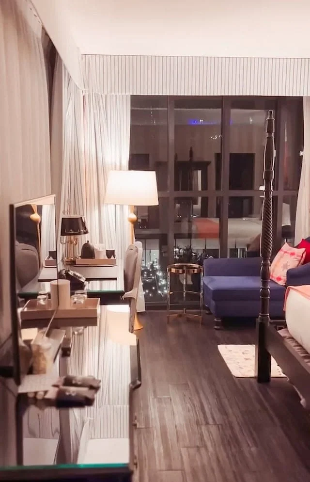 A suite bedroom in The Graduate Hotel Nashville 
