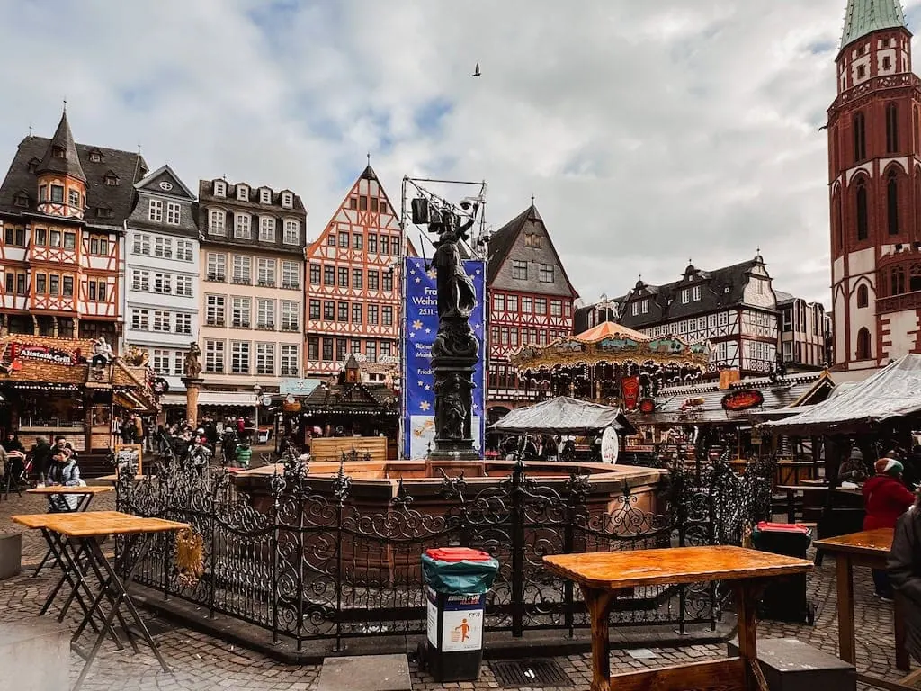 The Gerechtigkeitsbrunnen in the middle of the Christmas market; Frankfurt, Germany