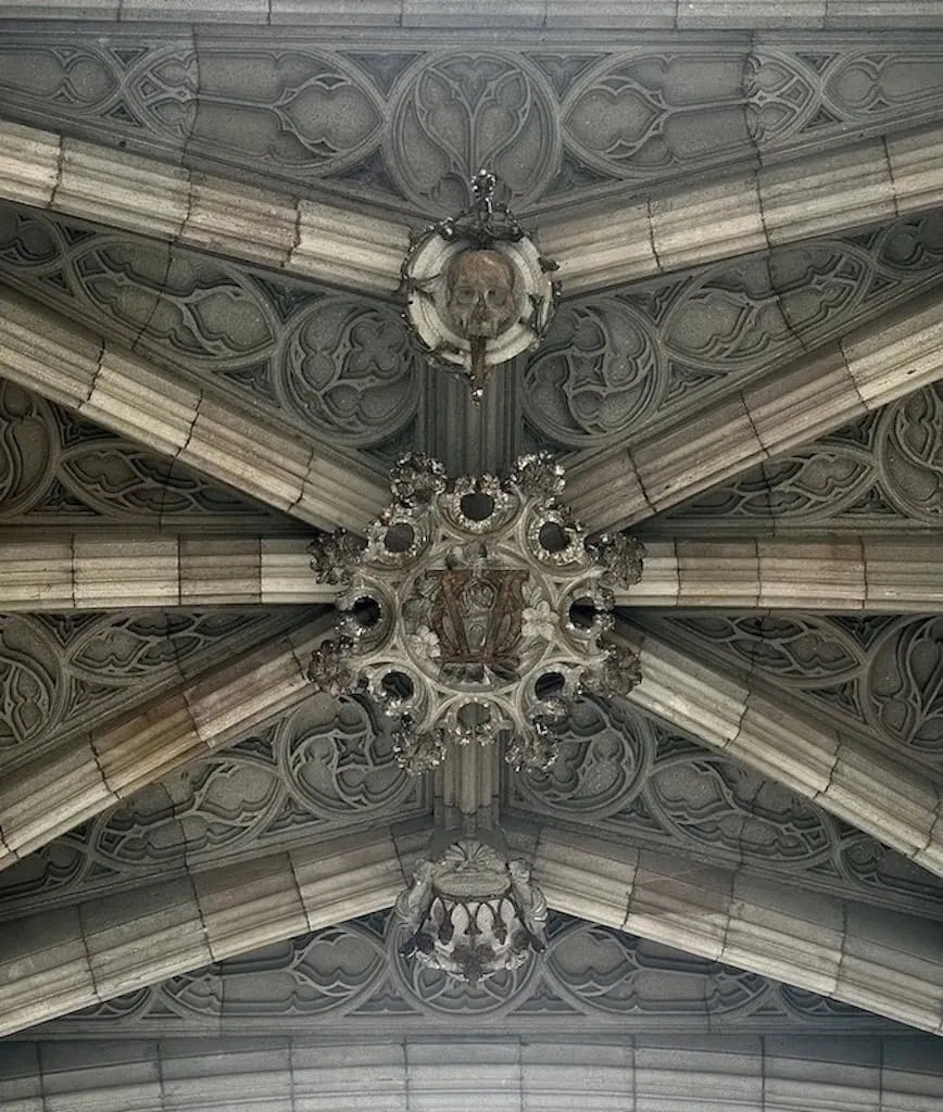 The skull and dagger under El Ponte del Bisbe. Barcelona, Spain Gothic Quarter.