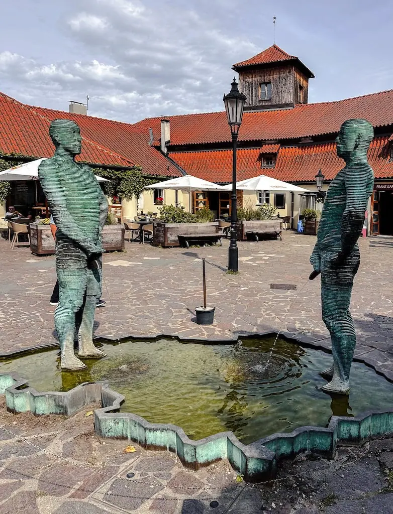 Piss Men statues in Prague
